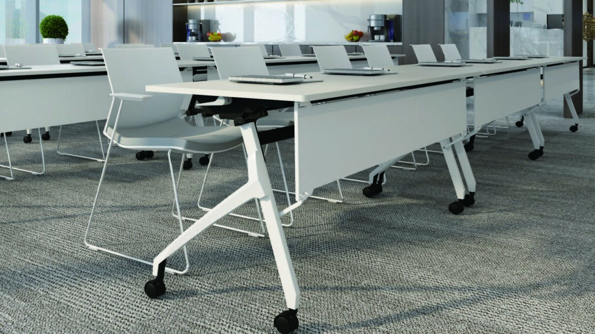 空間にフィットするミーティングテーブル